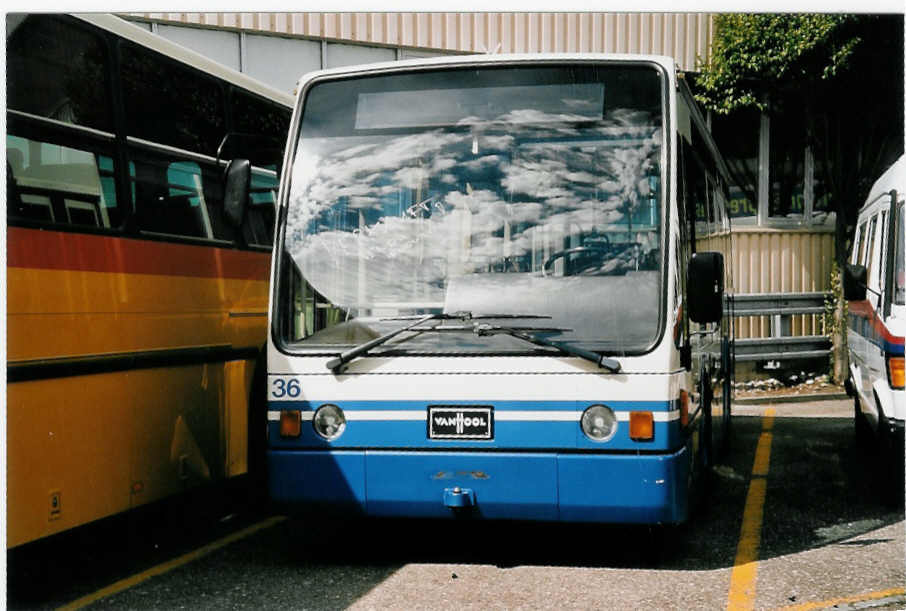 (055'315) - VMCV Clarens - Nr. 36 - Van Hool am 5. August 2002 in Biel, Rattinbus