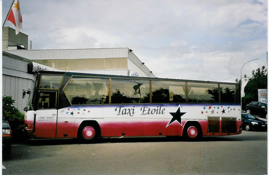 (055'930) - Taxi Etoile, Bulle - FR 400'453 - Drgmller am 8. September 2002 in Thun, Stadiongarage