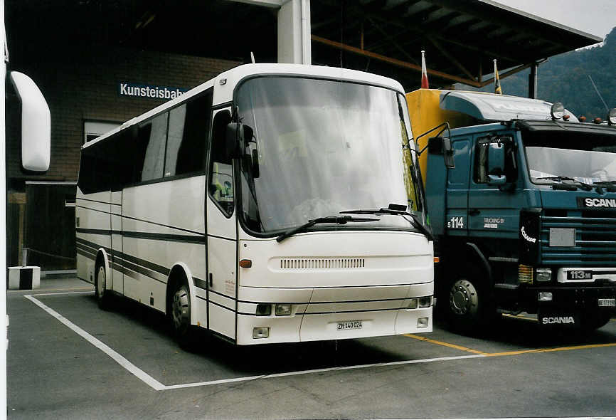 (056'026) - Little Bus, Dietikon - ZH 140'024 - Bova am 12. September 2002 in Thun, Grabengut