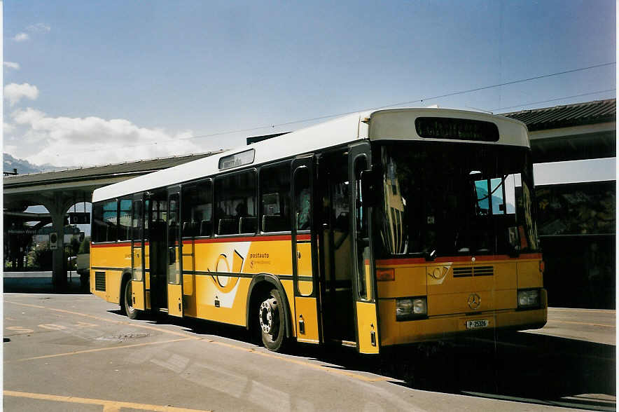 (056'124) - PTT-Regie - P 25'326 - Mercedes/R&J am 28. September 2002 beim Bahnhof Interlaken West