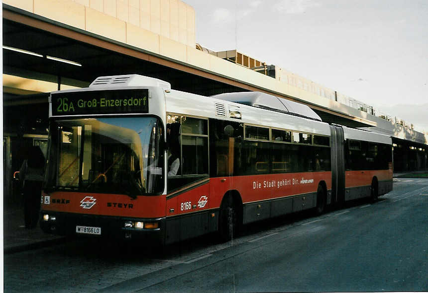 (056'407) - Wiener Linien - Nr. 8166/W 8166 LO - Grf/Steyr am 7. Oktober 2002 in Wien, Kagran