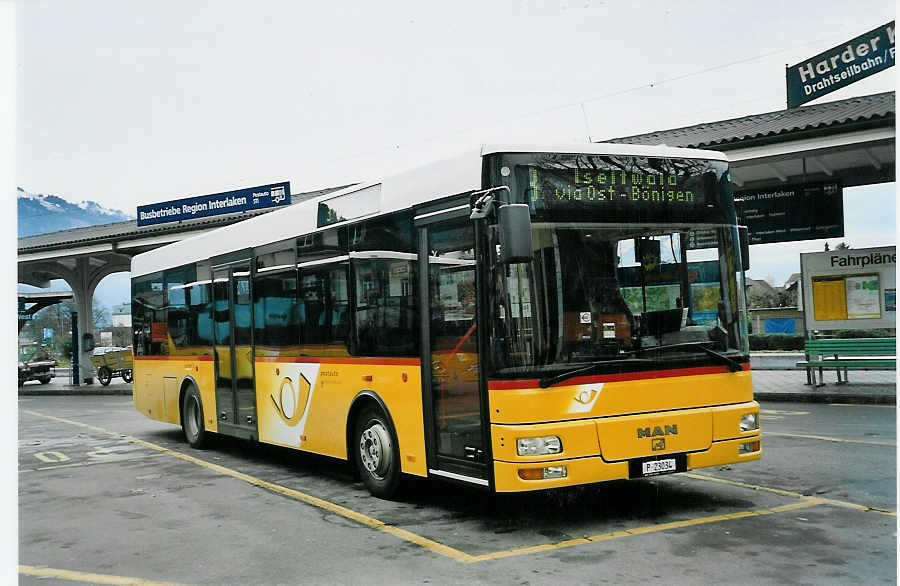 (057'324) - PTT-Regie - P 23'034 - MAN/Gppel am 18. November 2002 beim Bahnhof Interlaken West