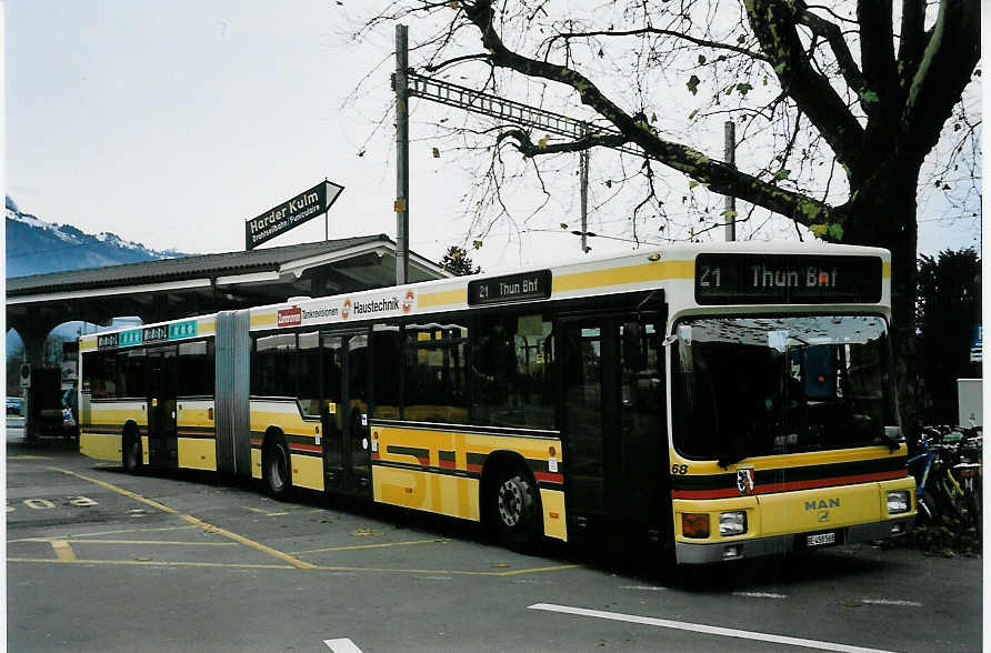 (057'328) - STI Thun - Nr. 68/BE 458'568 - MAN am 18. November 2002 beim Bahnhof Interlaken West