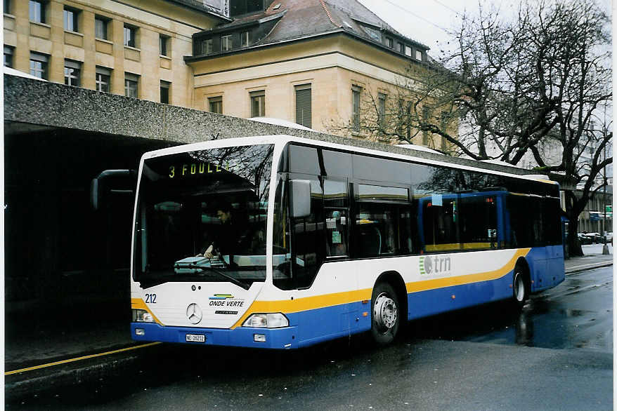 (057'337) - TC La Chaux-de-Fonds - Nr. 212/NE 26'212 - Mercedes am 30. November 2002 beim Bahnhof La Chaux-de-Fonds