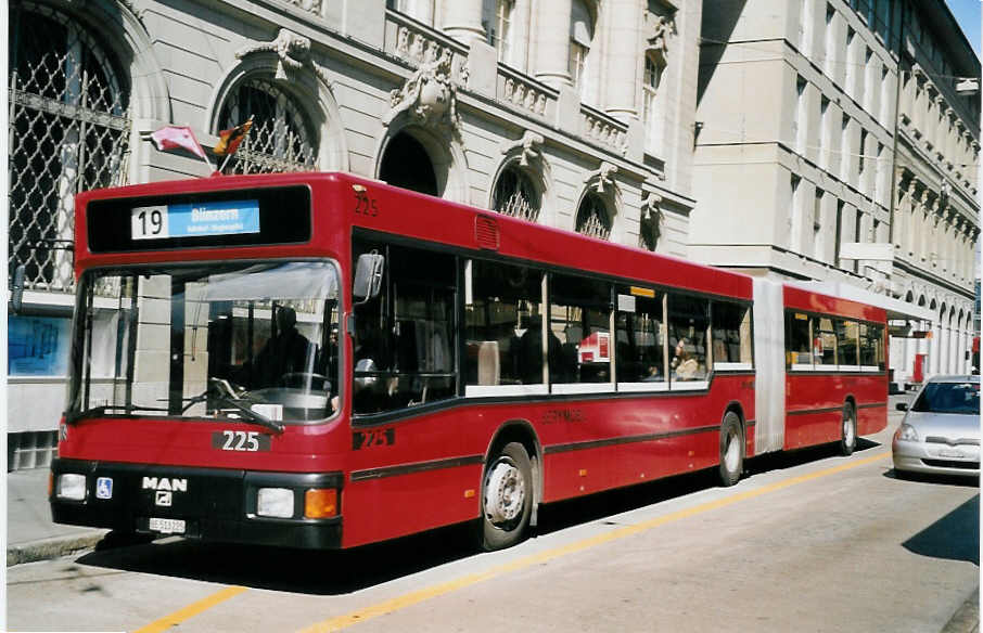 (059'616) - Bernmobil, Bern - Nr. 225/BE 513'225 - MAN am 7. April 2003 beim Bahnhof Bern