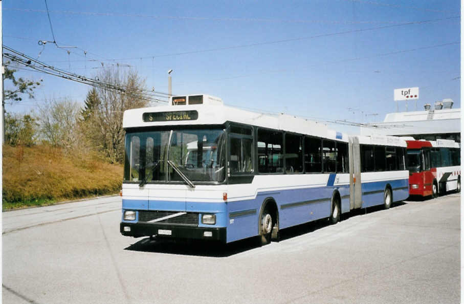 (059'820) - TPF Fribourg - Nr. 577/FR 300'404 - Volvo/Hess (ex TF Fribourg Nr. 177) am 18. April 2003 in Fribourg, Garage