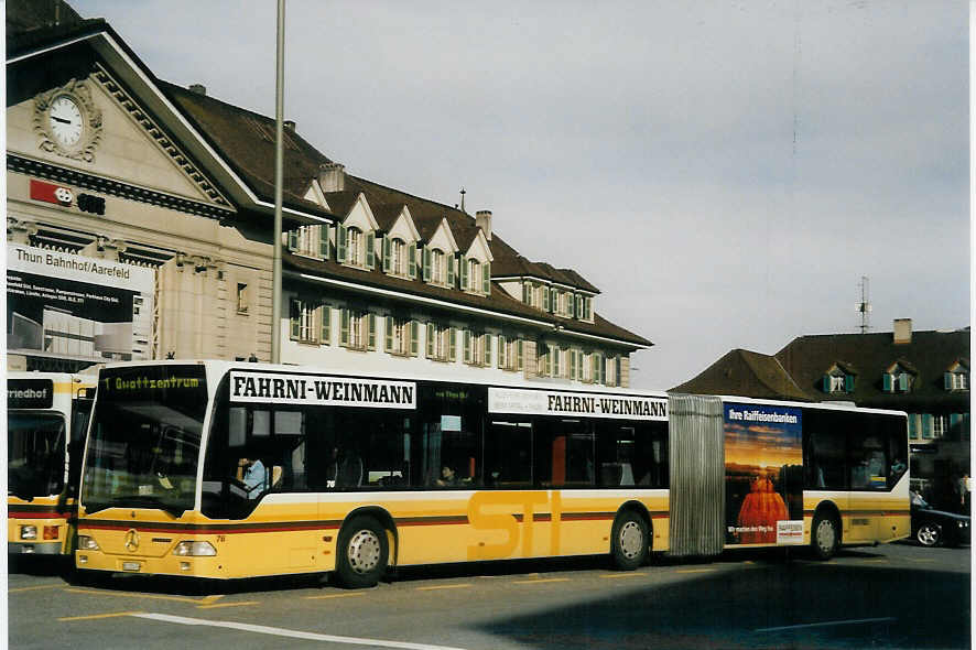 (060'225) - STI Thun - Nr. 76/BE 272'476 - Mercedes am 24. Mai 2003 beim Bahnhof Thun