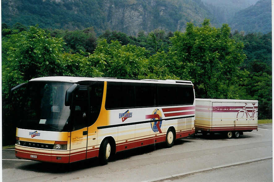 (060'232) - ARAG Ruswil - Nr. 46/LU 15'707 - Setra am 25. Mai 2003 in Giornico, Denkmal