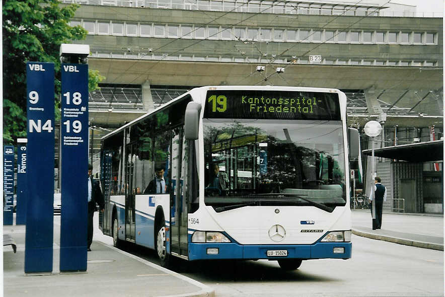 (060'427) - VBL Luzern - Nr. 564/LU 15'024 - Mercedes (ex Gowa, Luzern Nr. 64) am 26. Mai 2003 beim Bahnhof Luzern