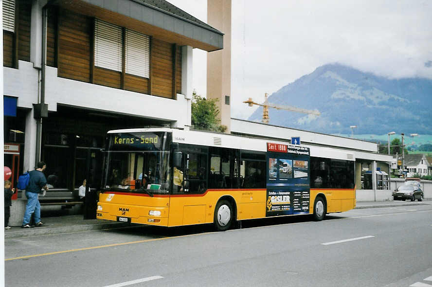 (062'028) - Dillier, Sarnen - Nr. 4/OW 10'023 - MAN am 28. Juli 2003 beim Bahnhof Sarnen