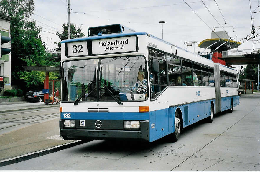 (062'131) - VBZ Zrich - Nr. 132 - Mercedes Gelenktrolleybus am 29. Juli 2003 in Zrich, Bucheggplatz