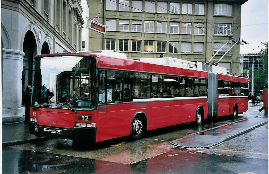 (063'408) - Bernmobil, Bern - Nr. 12 - NAW/Hess Gelenktrolleybus am 11. September 2003 beim Bahnhof Bern