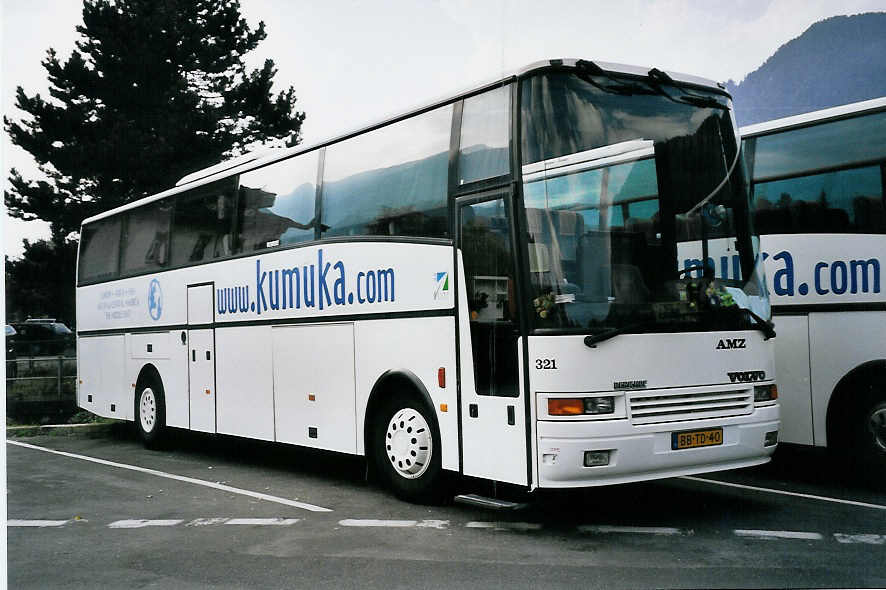 (063'513) - Aus Holland: AMZ Borssele - Nr. 321/BB-TD-40 - Volvo/Berkhof am 22. September 2003 beim Bahnhof Interlaken West