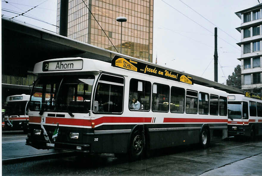 (063'816) - VBSG St. Gallen - Nr. 212/SG 141'212 - Saurer/Hess am 9. Oktober 2003 beim Bahnhof St. Gallen