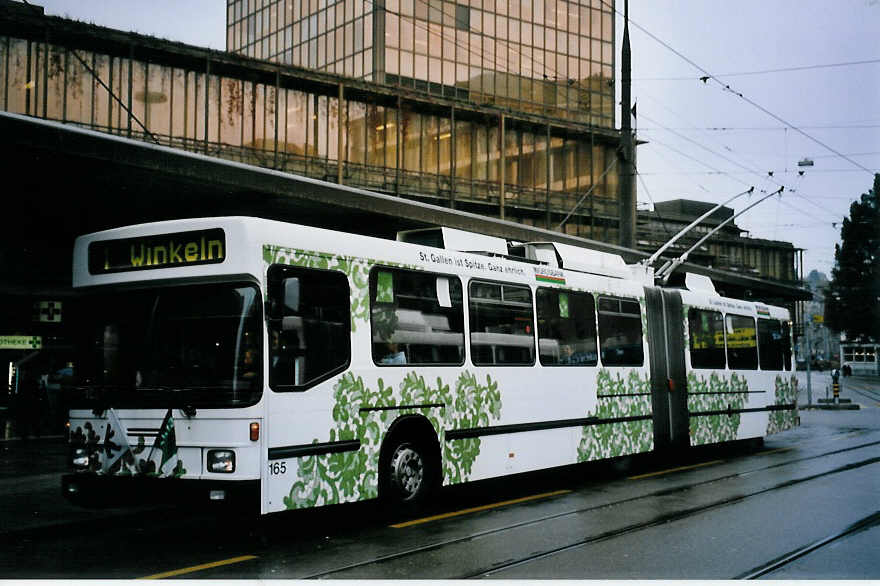 (063'824) - VBSG St. Gallen - Nr. 165 - NAW/Hess Gelenktrolleybus am 9. Oktober 2003 beim Bahnhof St. Gallen