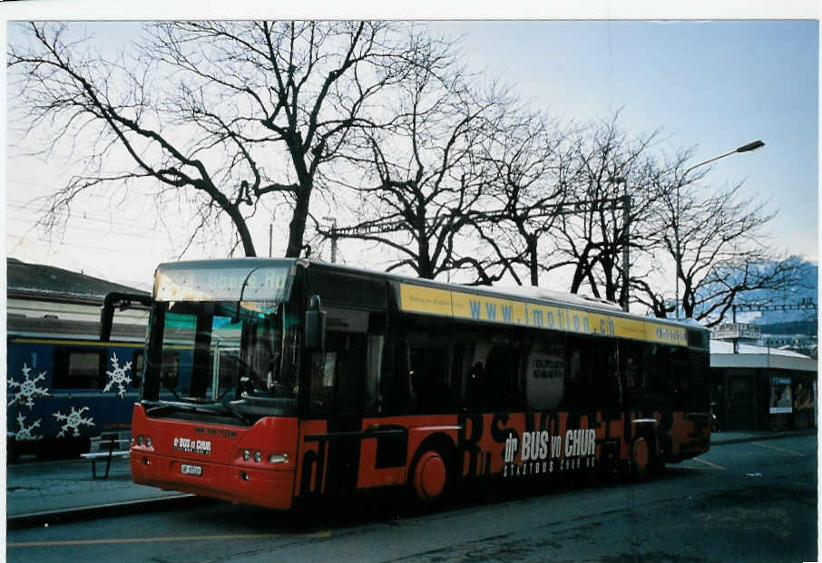 (065'008) - SBC Chur - Nr. 19/GR 97'519 - Neoplan am 1. Januar 2004 beim Bahnhof Chur