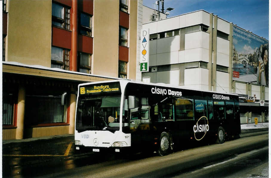 (065'032) - VBD Davos - Nr. 10/GR 35 - Mercedes am 1. Januar 2004 beim Bahnhof Davos-Dorf