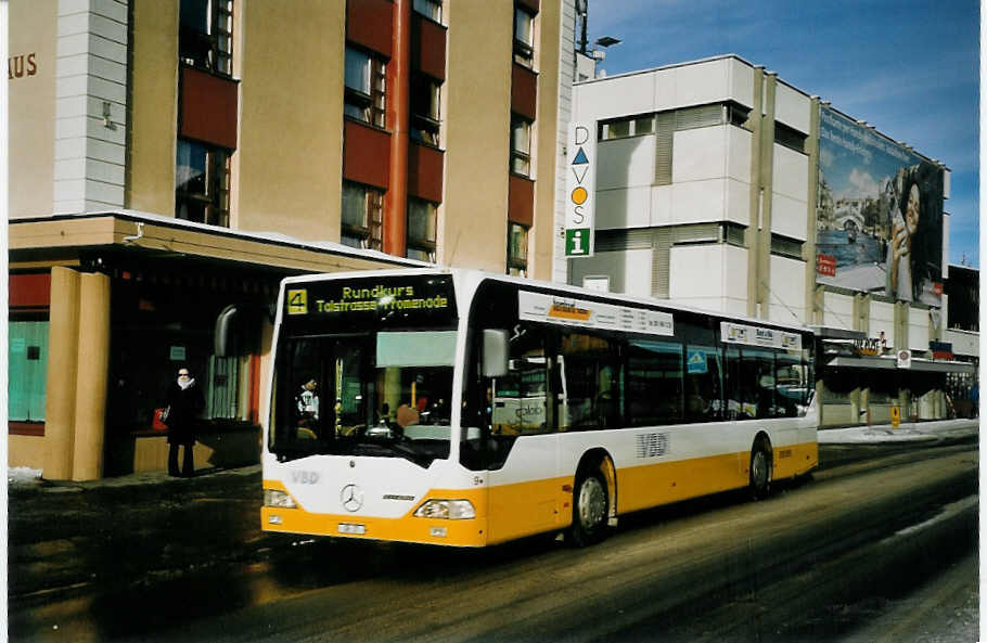 (065'033) - VBD Davos - Nr. 9/GR 37 - Mercedes am 1. Januar 2004 beim Bahnhof Davos-Dorf