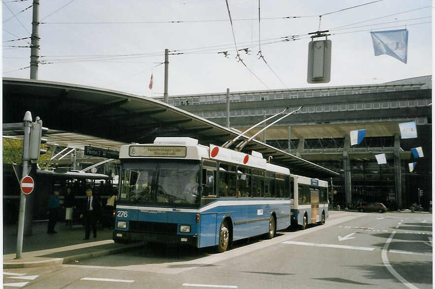 (066'914) - VBL Luzern - Nr. 276 - NAW/R&J-Hess Trolleybus am 22. April 2004 beim Bahnhof Luzern