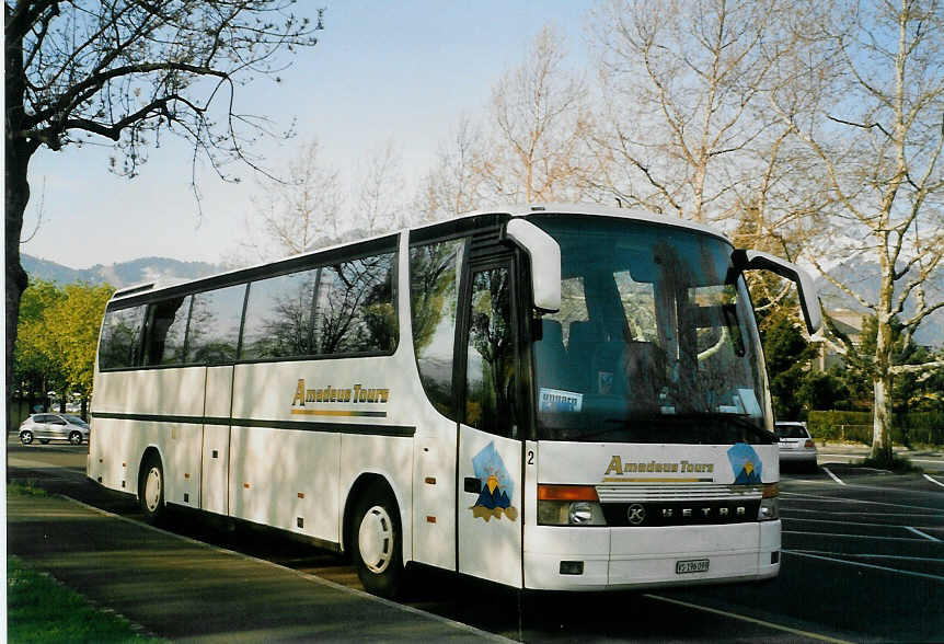 (067'228) - Amadeus, Visp - Nr. 2/VS 196'099 - Setra am 28. April 2004 in Thun, Lachen