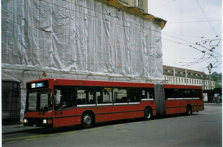 (067'309) - Bernmobil, Bern - Nr. 239/BE 513'239 - MAN am 1. Mai 2004 beim Bahnhof Bern