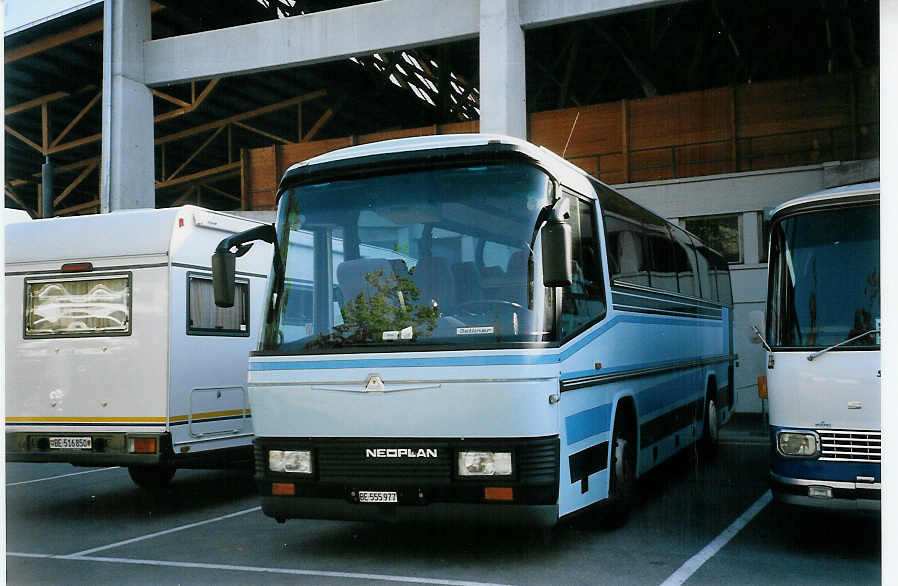 (067'429) - Straubhaar, Thun - BE 555'977 - Neoplan (ex Lthi, Walkringen) am 11. Mai 2004 in Thun, Grabengut