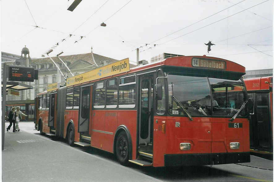 (067'521) - Bernmobil, Bern - Nr. 61 - FBW/Hess Gelenktrolleybus am 13. Mai 2004 beim Bahnhof Bern