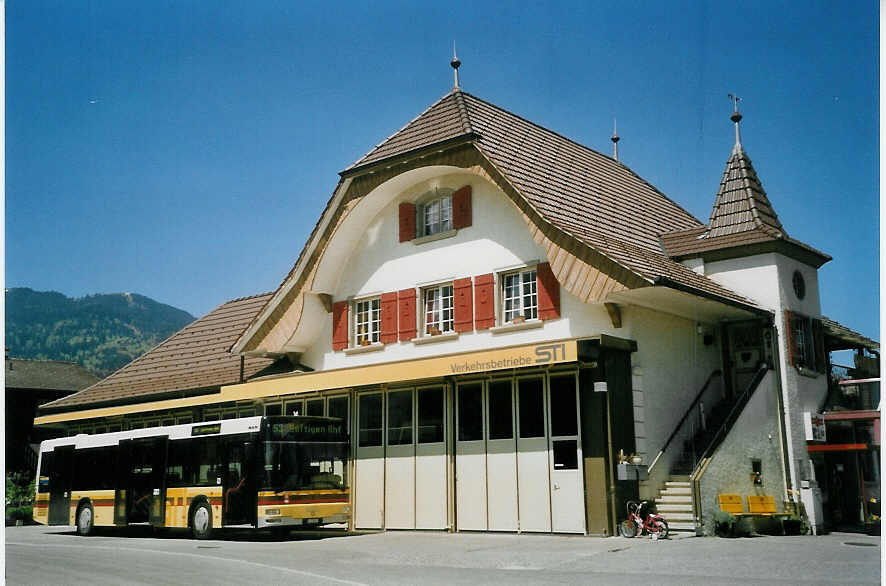 (067'535) - STI Thun - Nr. 93/BE 572'093 - MAN am 16. Mai 2004 in Blumenstein, Garage