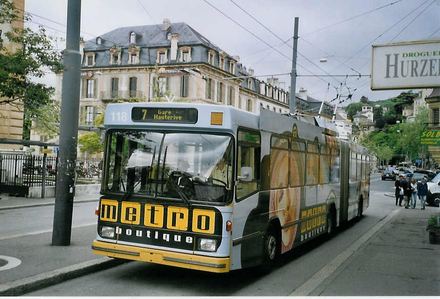 (067'628) - TN Neuchtel - Nr. 118 - NAW/Hess Gelenktrolleybus am 22. Mai 2004 in Neuchtel, Place Pury