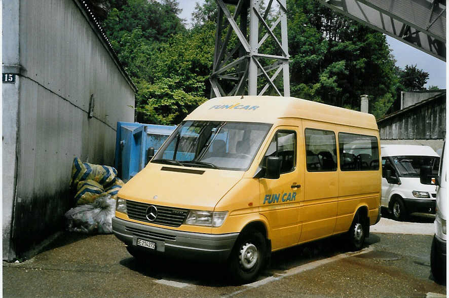 (069'002) - Funi-Car, Biel - Nr. 72/BE 214'272 - Mercedes am 7. Juli 2004 in Biel, Garage