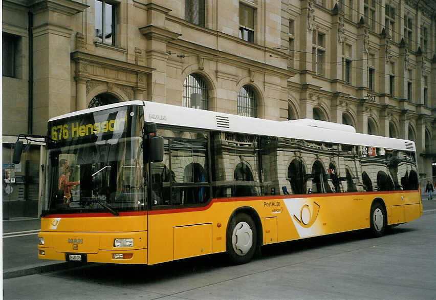 (070'112) - Moser, Flaach - Nr. 9/ZH 480'005 - MAN am 21. August 2004 beim Hauptbahnhof Winterthur