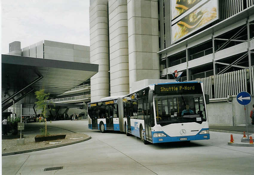 (070'814) - VBRF Regensdorf - Nr. 12/ZH 454'059 - Mercedes am 11. September 2004 in Zrich, Flughafen