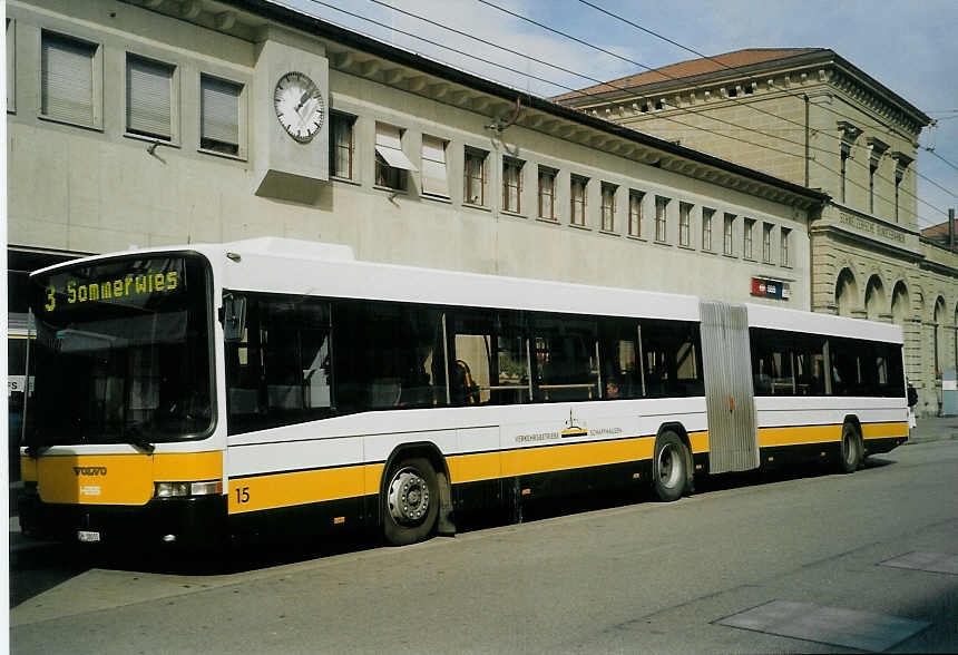(071'610) - VBSH Schaffhausen - Nr. 15/SH 38'015 - Volvo/Hess am 4. Oktober 2004 beim Bahnhof Schaffhausen