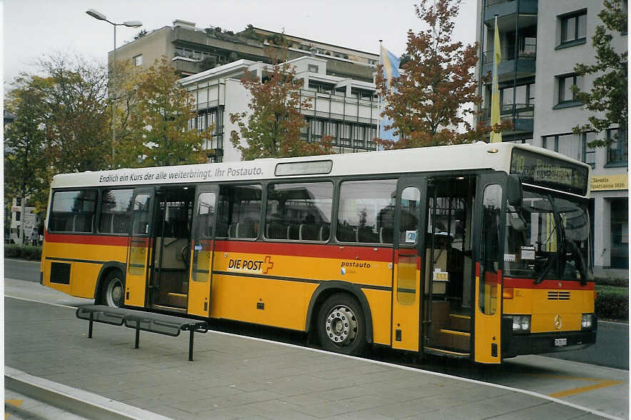 (071'902) - PostAuto Zrich - Nr. 43/ZH 781'191 - Mercedes/R&J (ex P 25'343) am 9. Oktober 2004 beim Bahnhof Affoltern