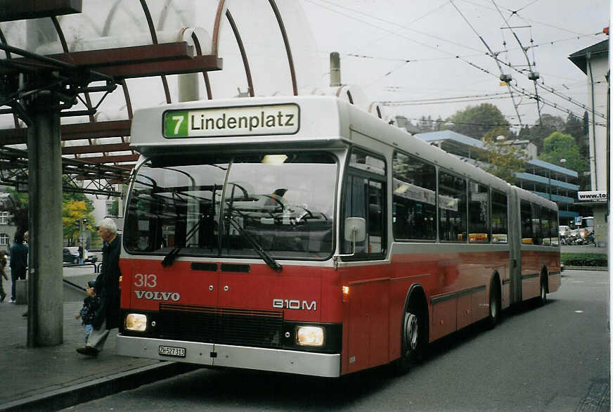 (072'203) - WV Winterthur - Nr. 313/ZH 527'313 - Volvo/Hess am 11. Oktober 2004 beim Hauptbahnhof Winterthur