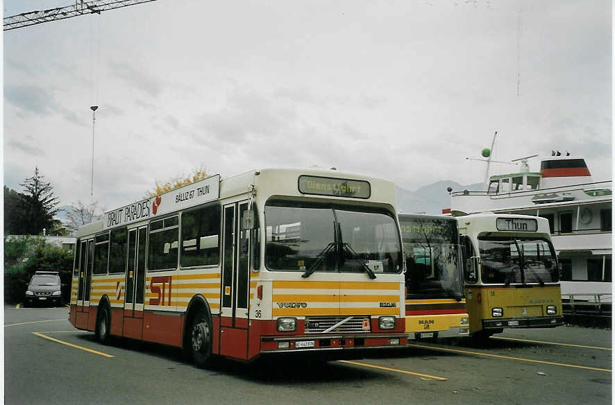 (072'334) - STI Thun - Nr. 36/BE 443'836 - Volvo/R&J (ex SAT Thun Nr. 36) am 29. Oktober 2004 bei der Schifflndte Thun