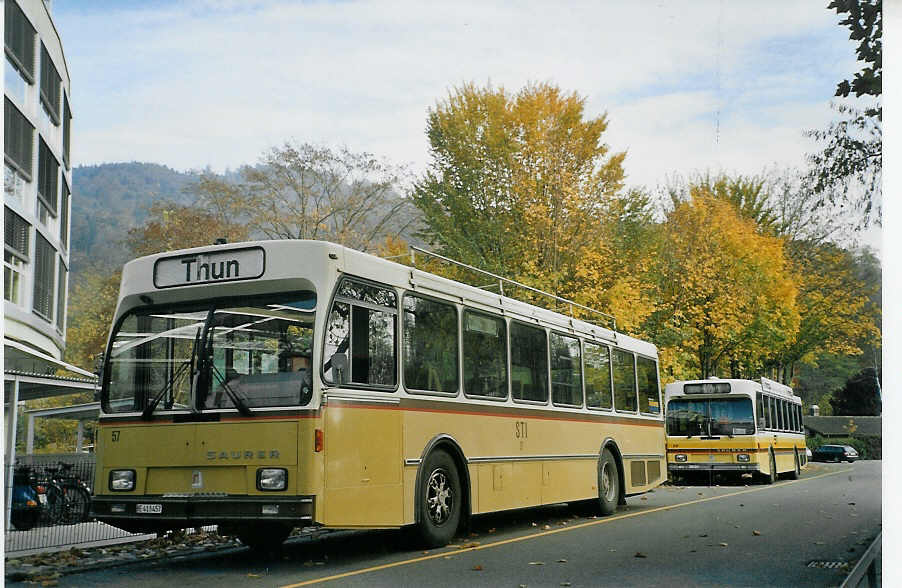 (072'506) - STI Thun - Nr. 57/BE 413'457 - Saurer/R&J am 4. November 2004 bei der Schifflndte Thun