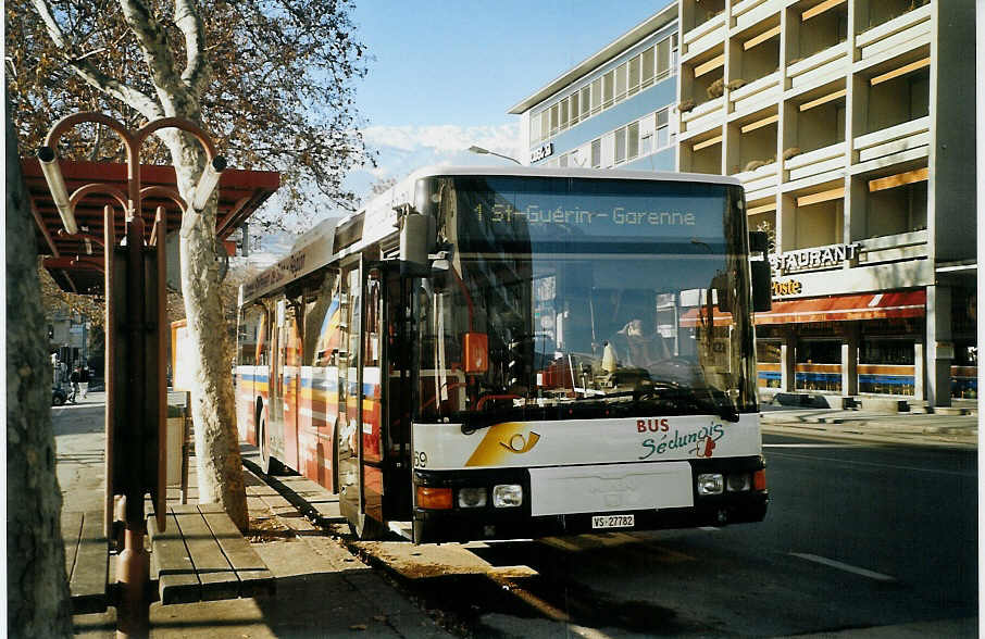 (073'619) - Lathion, Sion - Nr. 69/VS 27'782 - MAN (ex P 25'617) am 1. Januar 2005 beim Bahnhof Sion