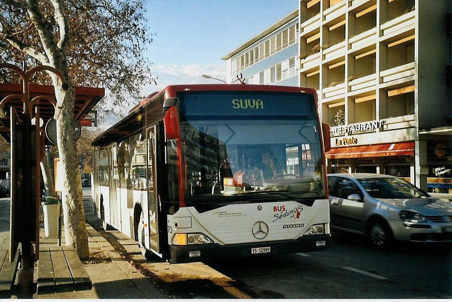 (073'622) - Lathion, Sion - Nr. 70/VS 12'989 - Mercedes am 1. Januar 2005 beim Bahnhof Sion