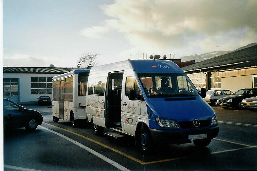 (073'721) - Aus Deutschland: PVG Pinneberg - Nr. 256/PI-VB 265 - Mercedes am 3. Januar 2005 in Bellach, Hess