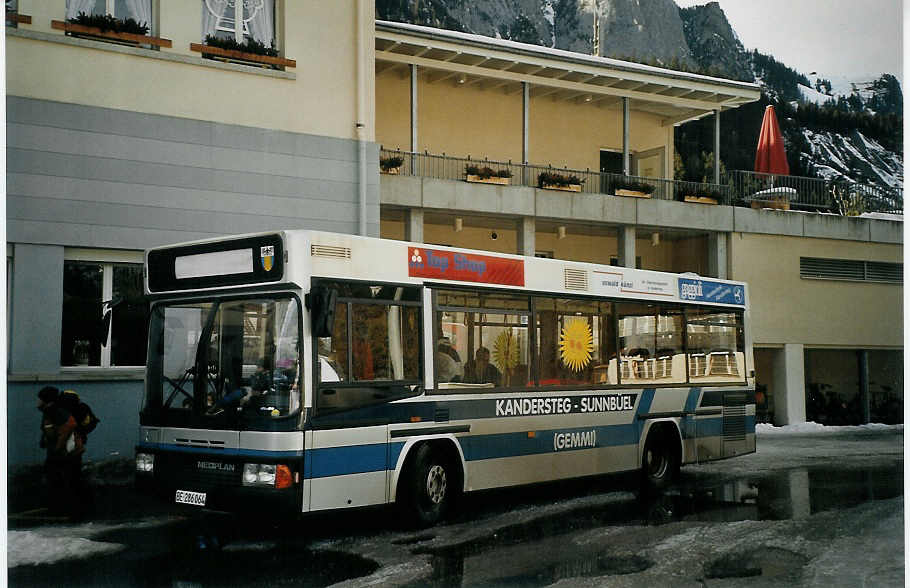 (073'930) - Stockbahn, Kandersteg - BE 286'064 - Neoplan (ex AAGI Interlaken Nr. 35) am 9. Januar 2005 beim Bahnhof Kandersteg