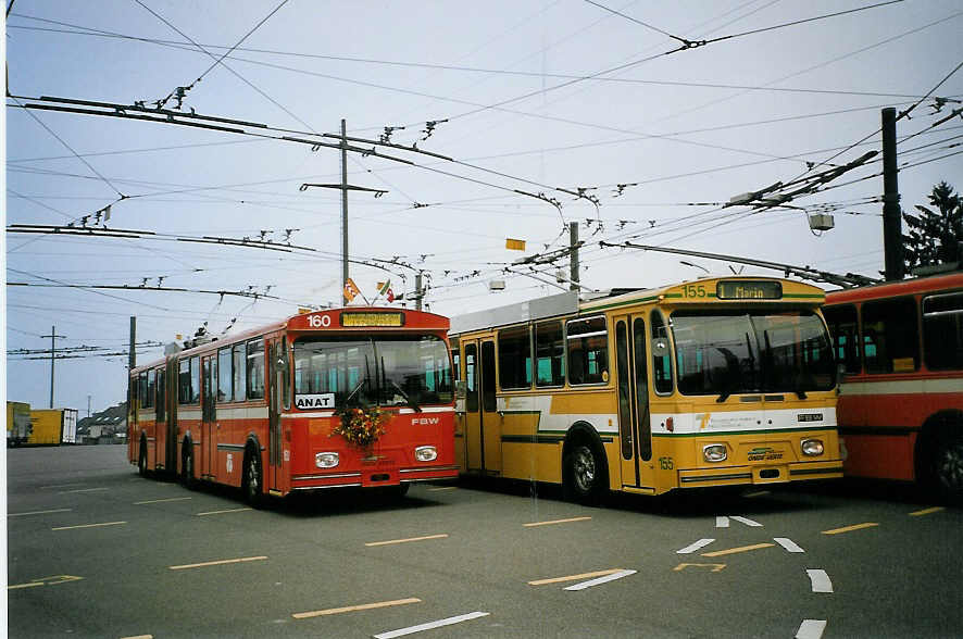 (074'227) - TN Neuchtel - Nr. 160 (ex Nr. 60) + Nr. 155 (ex Nr. 55) - FBW/Hess Gelenktrolleybusse am 16. Januar 2005 in Marin, Dpt