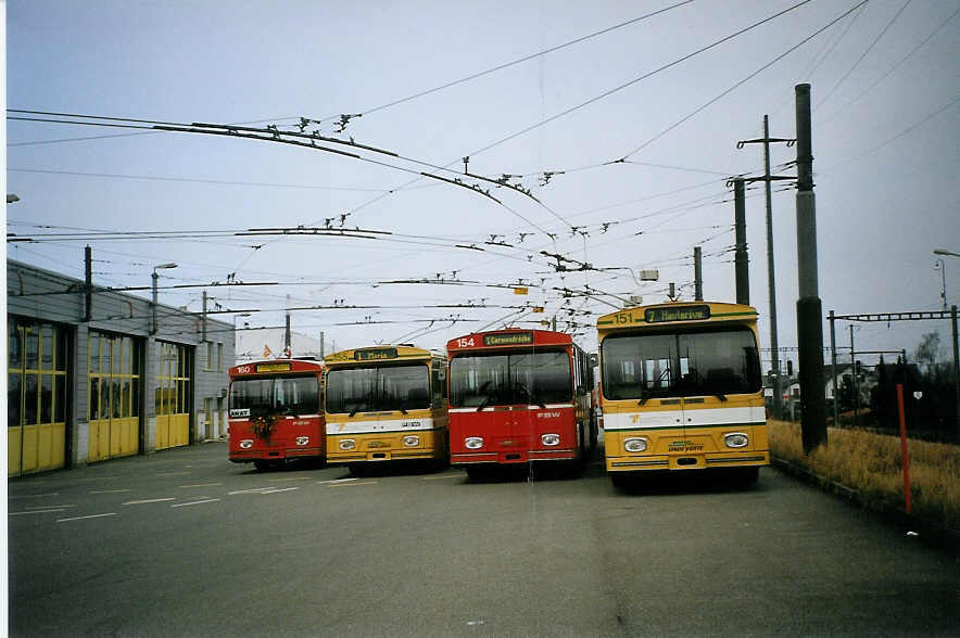 (074'231) - TN Neuchtel - Nr. 160 (ex Nr. 60) + Nr. 155 (ex Nr. 55) + Nr. 154 (ex Nr. 54) + Nr. 151 (ex Nr. 51) - FBW/Hess Gelenktrolleybusse am 16. Januar 2005 in Marin, Dpt