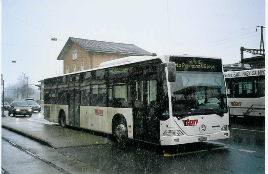 (075'608) - TPN Nyon - VD 558'013 - Mercedes am 6. Mrz 2005 beim Bahnhof Nyon