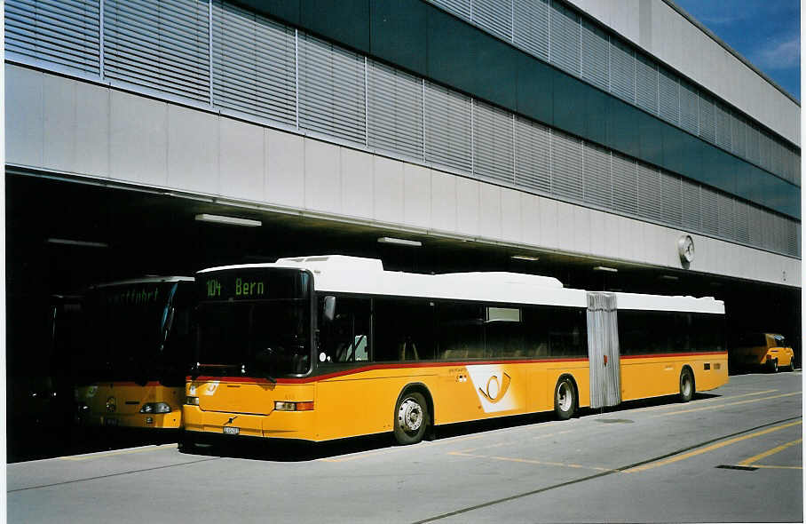 (076'036) - PostAuto Bern-Freiburg-Solothurn - Nr. 613/BE 614'091 - Volvo/Hess (ex P 27'733) am 10. April 2005 in Bern, Postautostation