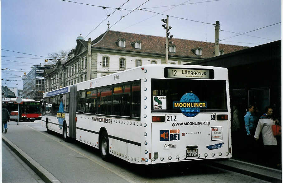 (076'136) - Bernmobil, Bern - Nr. 212/BE 513'212 - MAN am 16. April 2005 beim Bahnhof Bern