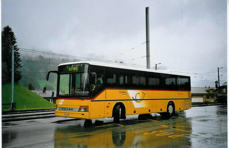 (076'602) - Kbli, Gstaad - BE 403'014 - Setra am 16. Mai 2005 beim Bahnhof Gstaad