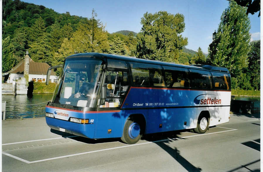 (079'402) - Settelen, Basel - Nr. 62/BS 1888 - Neoplan am 12. August 2005 bei der Schifflndte Thun