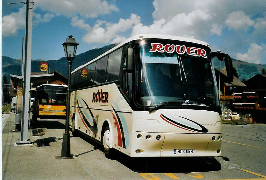 (080'231) - Aus England: Rover, Gloucester - 904 DRH - Bova am 3. September 2005 beim Bahnhof Gstaad