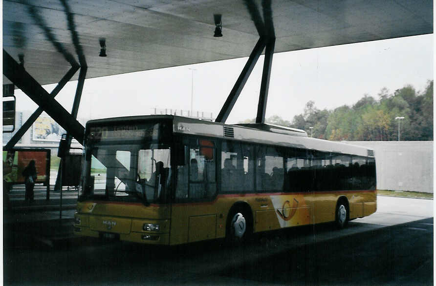 (081'004) - PostAuto Zrich - Nr. 37/ZH 781'186 - MAN am 18. Oktober 2005 in Zrich, Flughafen